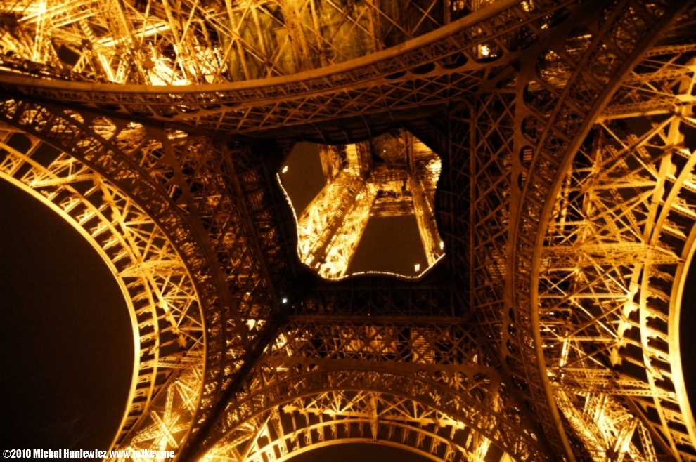 Eiffel Tower upskirt - Paris 2009